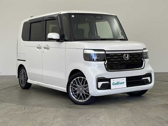 ホンダ Ｎ ＢＯＸ カスタム ターボ 兵庫県 2024(令6)年 2.2万km プラチナホワイトパール ・純正8インチナビ（VXM-245ZFEi）/TV/USB/Bluetooth/・バックカメラ/・ETC/・両側パワースライドドア/・HondaSENSING/衝突軽減ブレーキ/先行車発進お知らせ機能/歩行者事故低減ステアリング/路外逸脱抑制機能/標識認識機能/アダプティブクルーズコントロール/車線維持支援システム/誤発進抑制機能/後方誤発進抑制機能/近距離衝突軽減ブレーキ/急アクセル抑制機能/パーキングセンサーシステム/オートハイビーム/・パドルシフト/・ハーフレザー/・前席シートヒーター/・革巻きステアリング/・カーテンエアバッグ