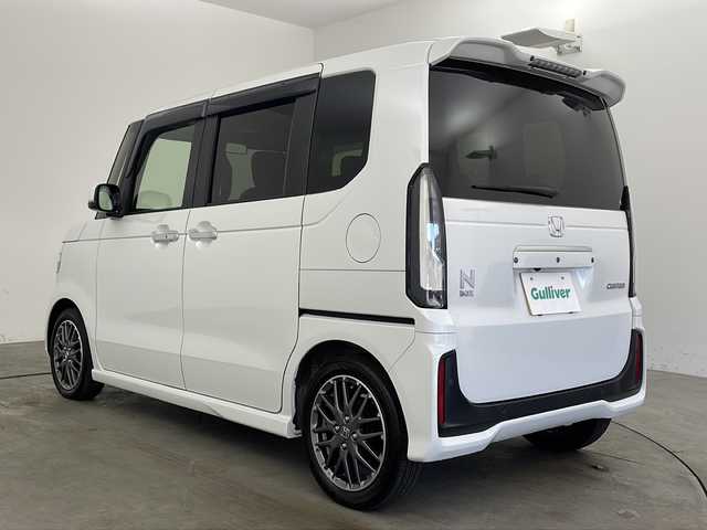 ホンダ Ｎ ＢＯＸ カスタム ターボ 兵庫県 2024(令6)年 2.2万km プラチナホワイトパール ・純正8インチナビ（VXM-245ZFEi）/TV/USB/Bluetooth/・バックカメラ/・ETC/・両側パワースライドドア/・HondaSENSING/衝突軽減ブレーキ/先行車発進お知らせ機能/歩行者事故低減ステアリング/路外逸脱抑制機能/標識認識機能/アダプティブクルーズコントロール/車線維持支援システム/誤発進抑制機能/後方誤発進抑制機能/近距離衝突軽減ブレーキ/急アクセル抑制機能/パーキングセンサーシステム/オートハイビーム/・パドルシフト/・ハーフレザー/・前席シートヒーター/・革巻きステアリング/・カーテンエアバッグ