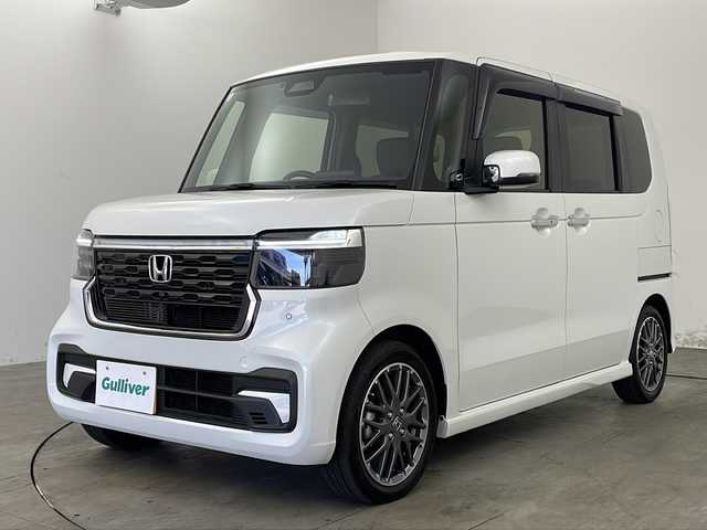 ホンダ Ｎ ＢＯＸ カスタム ターボ 兵庫県 2024(令6)年 2.2万km プラチナホワイトパール ・純正8インチナビ（VXM-245ZFEi）/TV/USB/Bluetooth/・バックカメラ/・ETC/・両側パワースライドドア/・HondaSENSING/衝突軽減ブレーキ/先行車発進お知らせ機能/歩行者事故低減ステアリング/路外逸脱抑制機能/標識認識機能/アダプティブクルーズコントロール/車線維持支援システム/誤発進抑制機能/後方誤発進抑制機能/近距離衝突軽減ブレーキ/急アクセル抑制機能/パーキングセンサーシステム/オートハイビーム/・パドルシフト/・ハーフレザー/・前席シートヒーター/・革巻きステアリング/・カーテンエアバッグ