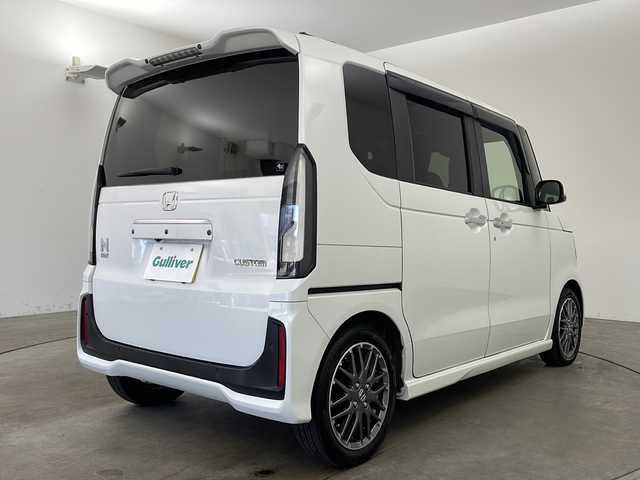 ホンダ Ｎ ＢＯＸ カスタム ターボ 兵庫県 2024(令6)年 2.2万km プラチナホワイトパール ・純正8インチナビ（VXM-245ZFEi）/TV/USB/Bluetooth/・バックカメラ/・ETC/・両側パワースライドドア/・HondaSENSING/衝突軽減ブレーキ/先行車発進お知らせ機能/歩行者事故低減ステアリング/路外逸脱抑制機能/標識認識機能/アダプティブクルーズコントロール/車線維持支援システム/誤発進抑制機能/後方誤発進抑制機能/近距離衝突軽減ブレーキ/急アクセル抑制機能/パーキングセンサーシステム/オートハイビーム/・パドルシフト/・ハーフレザー/・前席シートヒーター/・革巻きステアリング/・カーテンエアバッグ