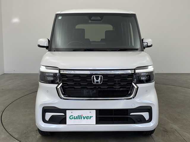 ホンダ Ｎ ＢＯＸ カスタム ターボ 兵庫県 2024(令6)年 2.2万km プラチナホワイトパール ・純正8インチナビ（VXM-245ZFEi）/TV/USB/Bluetooth/・バックカメラ/・ETC/・両側パワースライドドア/・HondaSENSING/衝突軽減ブレーキ/先行車発進お知らせ機能/歩行者事故低減ステアリング/路外逸脱抑制機能/標識認識機能/アダプティブクルーズコントロール/車線維持支援システム/誤発進抑制機能/後方誤発進抑制機能/近距離衝突軽減ブレーキ/急アクセル抑制機能/パーキングセンサーシステム/オートハイビーム/・パドルシフト/・ハーフレザー/・前席シートヒーター/・革巻きステアリング/・カーテンエアバッグ