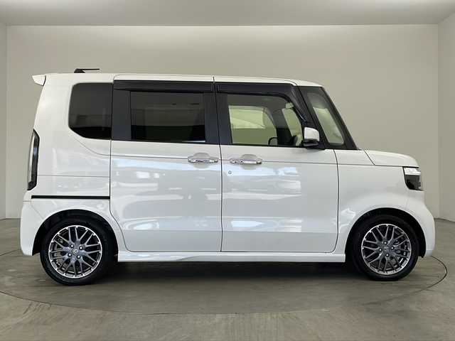 ホンダ Ｎ ＢＯＸ カスタム ターボ 兵庫県 2024(令6)年 2.2万km プラチナホワイトパール ・純正8インチナビ（VXM-245ZFEi）/TV/USB/Bluetooth/・バックカメラ/・ETC/・両側パワースライドドア/・HondaSENSING/衝突軽減ブレーキ/先行車発進お知らせ機能/歩行者事故低減ステアリング/路外逸脱抑制機能/標識認識機能/アダプティブクルーズコントロール/車線維持支援システム/誤発進抑制機能/後方誤発進抑制機能/近距離衝突軽減ブレーキ/急アクセル抑制機能/パーキングセンサーシステム/オートハイビーム/・パドルシフト/・ハーフレザー/・前席シートヒーター/・革巻きステアリング/・カーテンエアバッグ