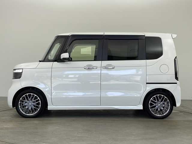ホンダ Ｎ ＢＯＸ カスタム ターボ 兵庫県 2024(令6)年 2.2万km プラチナホワイトパール ・純正8インチナビ（VXM-245ZFEi）/TV/USB/Bluetooth/・バックカメラ/・ETC/・両側パワースライドドア/・HondaSENSING/衝突軽減ブレーキ/先行車発進お知らせ機能/歩行者事故低減ステアリング/路外逸脱抑制機能/標識認識機能/アダプティブクルーズコントロール/車線維持支援システム/誤発進抑制機能/後方誤発進抑制機能/近距離衝突軽減ブレーキ/急アクセル抑制機能/パーキングセンサーシステム/オートハイビーム/・パドルシフト/・ハーフレザー/・前席シートヒーター/・革巻きステアリング/・カーテンエアバッグ