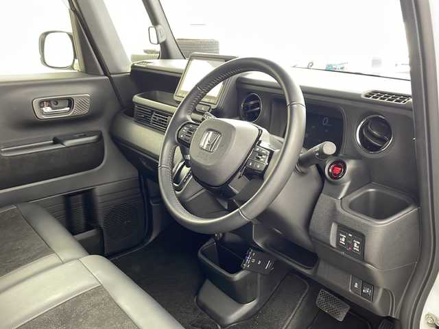 ホンダ Ｎ ＢＯＸ カスタム ターボ 兵庫県 2024(令6)年 2.2万km プラチナホワイトパール ・純正8インチナビ（VXM-245ZFEi）/TV/USB/Bluetooth/・バックカメラ/・ETC/・両側パワースライドドア/・HondaSENSING/衝突軽減ブレーキ/先行車発進お知らせ機能/歩行者事故低減ステアリング/路外逸脱抑制機能/標識認識機能/アダプティブクルーズコントロール/車線維持支援システム/誤発進抑制機能/後方誤発進抑制機能/近距離衝突軽減ブレーキ/急アクセル抑制機能/パーキングセンサーシステム/オートハイビーム/・パドルシフト/・ハーフレザー/・前席シートヒーター/・革巻きステアリング/・カーテンエアバッグ