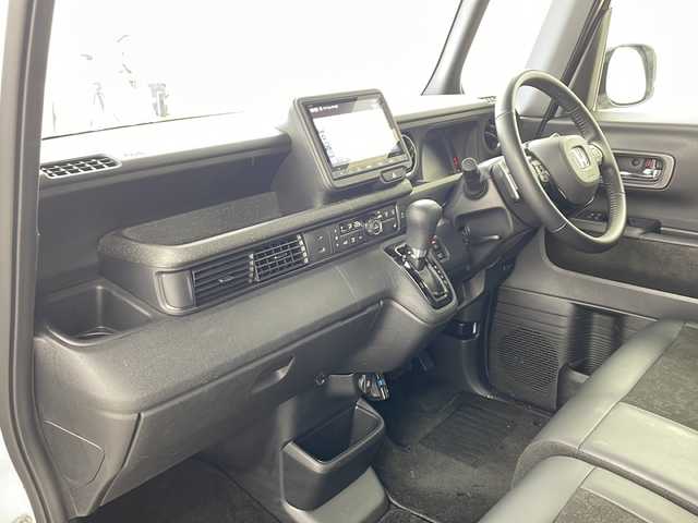 ホンダ Ｎ ＢＯＸ カスタム ターボ 兵庫県 2024(令6)年 2.2万km プラチナホワイトパール ・純正8インチナビ（VXM-245ZFEi）/TV/USB/Bluetooth/・バックカメラ/・ETC/・両側パワースライドドア/・HondaSENSING/衝突軽減ブレーキ/先行車発進お知らせ機能/歩行者事故低減ステアリング/路外逸脱抑制機能/標識認識機能/アダプティブクルーズコントロール/車線維持支援システム/誤発進抑制機能/後方誤発進抑制機能/近距離衝突軽減ブレーキ/急アクセル抑制機能/パーキングセンサーシステム/オートハイビーム/・パドルシフト/・ハーフレザー/・前席シートヒーター/・革巻きステアリング/・カーテンエアバッグ