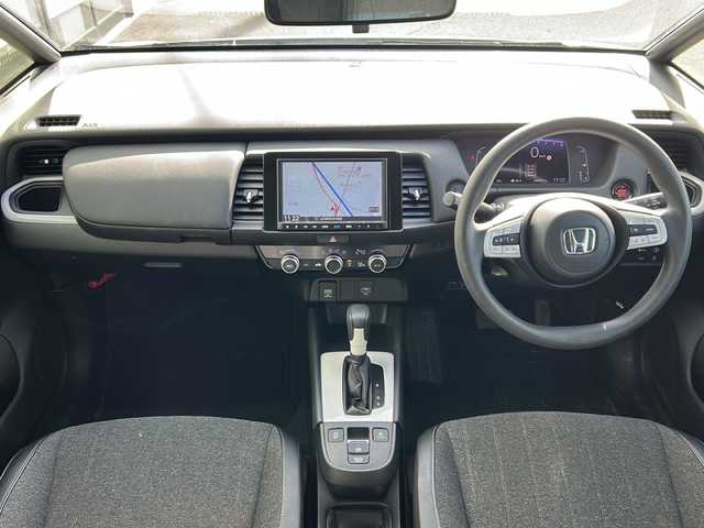ホンダ フィット ホーム 山形県 2020(令2)年 8.7万km プラチナホワイトパール 禁煙車/ホンダセンシング/・衝突軽減ブレーキ/・誤発進抑制機能/・歩行者事故低減ステアリング/・路外逸脱抑制機能/・アダプティブクルーズコントロール/・車線維持支援システム/・標識認識機能/前後コーナーセンサー/寒冷地仕様/純正ナビ/（Bluetooth/CD/DVD/フルセグ)/バックカメラ/LEDオートライト/オートマチックハイビーム/ハーフレザーシート/前後ドライブレコーダー/ステアリングスイッチ/電動パーキングブレーキ/オートブレーキホールド/ETC/純正AW/純正フロアマット/社外AWスタッドレス(185/60/R15・4mm)4本積載/電動格納ウィンカーミラー/スマートキー×2/ドアバイザー