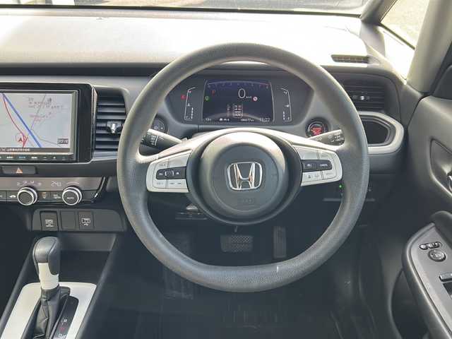 ホンダ フィット ホーム 山形県 2020(令2)年 8.7万km プラチナホワイトパール 禁煙車/ホンダセンシング/・衝突軽減ブレーキ/・誤発進抑制機能/・歩行者事故低減ステアリング/・路外逸脱抑制機能/・アダプティブクルーズコントロール/・車線維持支援システム/・標識認識機能/前後コーナーセンサー/寒冷地仕様/純正ナビ/（Bluetooth/CD/DVD/フルセグ)/バックカメラ/LEDオートライト/オートマチックハイビーム/ハーフレザーシート/前後ドライブレコーダー/ステアリングスイッチ/電動パーキングブレーキ/オートブレーキホールド/ETC/純正AW/純正フロアマット/社外AWスタッドレス(185/60/R15・4mm)4本積載/電動格納ウィンカーミラー/スマートキー×2/ドアバイザー