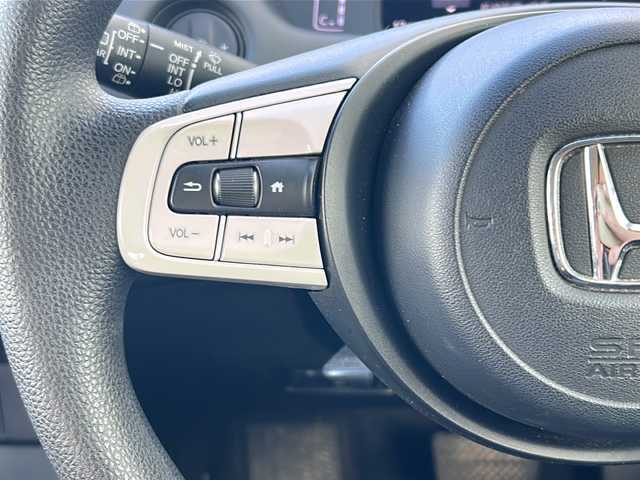 ホンダ フィット ホーム 山形県 2020(令2)年 8.7万km プラチナホワイトパール 禁煙車/ホンダセンシング/・衝突軽減ブレーキ/・誤発進抑制機能/・歩行者事故低減ステアリング/・路外逸脱抑制機能/・アダプティブクルーズコントロール/・車線維持支援システム/・標識認識機能/前後コーナーセンサー/寒冷地仕様/純正ナビ/（Bluetooth/CD/DVD/フルセグ)/バックカメラ/LEDオートライト/オートマチックハイビーム/ハーフレザーシート/前後ドライブレコーダー/ステアリングスイッチ/電動パーキングブレーキ/オートブレーキホールド/ETC/純正AW/純正フロアマット/社外AWスタッドレス(185/60/R15・4mm)4本積載/電動格納ウィンカーミラー/スマートキー×2/ドアバイザー