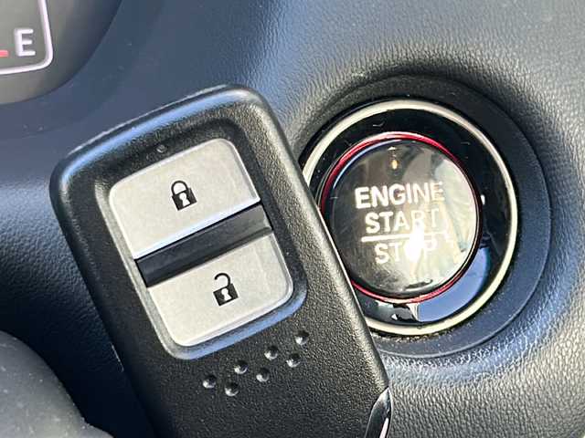 ホンダ フィット ホーム 山形県 2020(令2)年 8.7万km プラチナホワイトパール 禁煙車/ホンダセンシング/・衝突軽減ブレーキ/・誤発進抑制機能/・歩行者事故低減ステアリング/・路外逸脱抑制機能/・アダプティブクルーズコントロール/・車線維持支援システム/・標識認識機能/前後コーナーセンサー/寒冷地仕様/純正ナビ/（Bluetooth/CD/DVD/フルセグ)/バックカメラ/LEDオートライト/オートマチックハイビーム/ハーフレザーシート/前後ドライブレコーダー/ステアリングスイッチ/電動パーキングブレーキ/オートブレーキホールド/ETC/純正AW/純正フロアマット/社外AWスタッドレス(185/60/R15・4mm)4本積載/電動格納ウィンカーミラー/スマートキー×2/ドアバイザー