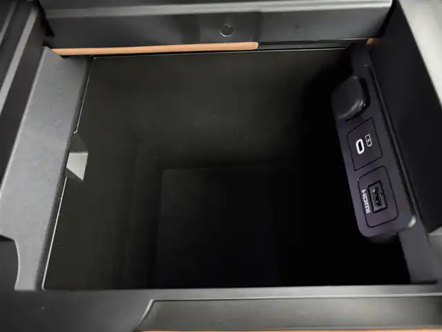 トヨタ ヴェルファイア ハイブリット Z プレミア 愛知県 2024(令6)年 0.7万km プラチナホワイトパールマイカ ＧＲエアロ　/茶革シート　/ユニバーサルステップ　/トヨタチームメイト　/ムーンルーフ　/デジタルインナーミラー　/カヘッドアップディスプレイ/14型ディスプレイオーディオ/13.2型有機ＥＬ後席ディスプレイ　/アラウンドビュー　/デジタルインナーミラー　/ＢＳＭ　/衝突軽減/レーダークルーズ/ETC２．０/シートシートヒーター/ベンチレーション/置くだけ充電/AC１００V/HDMI/タイプC/ドライブレコーダー/パワーバックドア