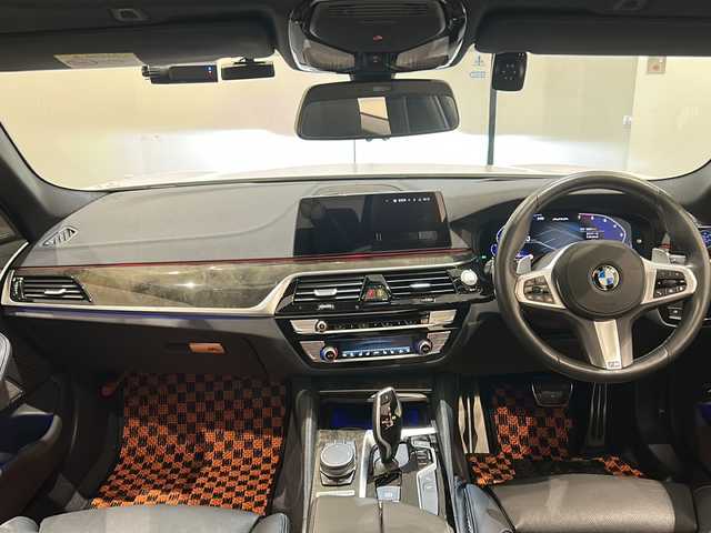 ＢＭＷ Ｍ５５０ｉ xDrive 新潟県 2020(令2)年 1.8万km 白 Ｍ５５０ｉ ｘＤｒｉｖｅ ultimateEdition/限定55台/アルティメットエディション特別装備/・BMWレーザーライト/・20インチMライトアロイホイールWスポークスタイリング668M/・セリウムグレーエレメント/キドニーグリル/ドアミラー/エアブリーザー/バッジ/・Mシートベルト/・ultimateEditionバッジ/セレクト・パッケージ/・電動ガラス・サンルーフ/・サンプロテクション・ガラス/・Bowers & Wilkins サラウンドシステム/エクスクルーシブ・コンフォート・パッケージ/・フロント・マッサージ・シート/・ソフト・クローズ・ドア/360°カメラシステム/シートヒーター/ベンチレーション/アクティブクルーズコントロール/ドライビング・アシスト・プロフェッショナル/・トラフィック・サイン・アシスト/・ACC／アクティブ・クルーズ・コントロール/パーキング・アシスト・プラス/・アクティブパーク・ディスタンス・コントロール/・パーキング・アシスト/・トップ・ビュー+3Dビュー/BMWヘッドアップ・ディスプレイ/アダプティブLEDヘッドライト/ハイビーム・アシスタント/アンビエント・ライト