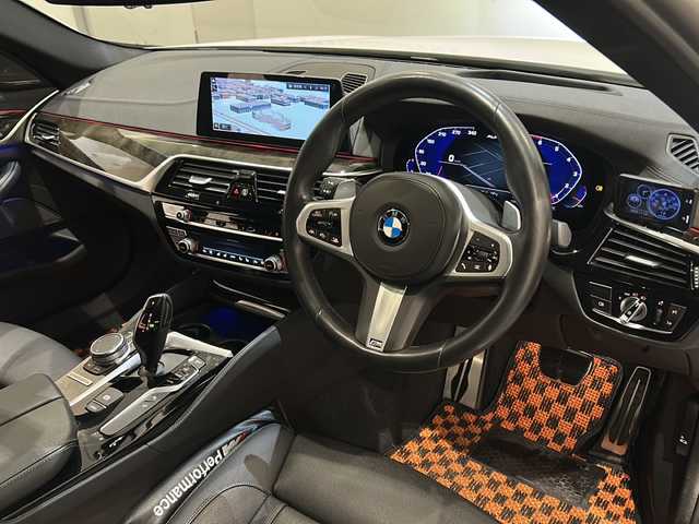 ＢＭＷ Ｍ５５０ｉ xDrive 新潟県 2020(令2)年 1.8万km 白 Ｍ５５０ｉ ｘＤｒｉｖｅ ultimateEdition/限定55台/アルティメットエディション特別装備/・BMWレーザーライト/・20インチMライトアロイホイールWスポークスタイリング668M/・セリウムグレーエレメント/キドニーグリル/ドアミラー/エアブリーザー/バッジ/・Mシートベルト/・ultimateEditionバッジ/セレクト・パッケージ/・電動ガラス・サンルーフ/・サンプロテクション・ガラス/・Bowers & Wilkins サラウンドシステム/エクスクルーシブ・コンフォート・パッケージ/・フロント・マッサージ・シート/・ソフト・クローズ・ドア/360°カメラシステム/シートヒーター/ベンチレーション/アクティブクルーズコントロール/ドライビング・アシスト・プロフェッショナル/・トラフィック・サイン・アシスト/・ACC／アクティブ・クルーズ・コントロール/パーキング・アシスト・プラス/・アクティブパーク・ディスタンス・コントロール/・パーキング・アシスト/・トップ・ビュー+3Dビュー/BMWヘッドアップ・ディスプレイ/アダプティブLEDヘッドライト/ハイビーム・アシスタント/アンビエント・ライト