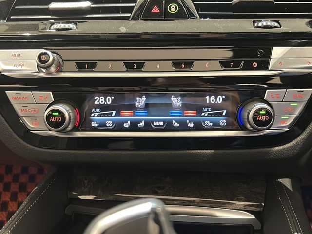 ＢＭＷ Ｍ５５０ｉ xDrive 新潟県 2020(令2)年 1.8万km 白 Ｍ５５０ｉ ｘＤｒｉｖｅ ultimateEdition/限定55台/アルティメットエディション特別装備/・BMWレーザーライト/・20インチMライトアロイホイールWスポークスタイリング668M/・セリウムグレーエレメント/キドニーグリル/ドアミラー/エアブリーザー/バッジ/・Mシートベルト/・ultimateEditionバッジ/セレクト・パッケージ/・電動ガラス・サンルーフ/・サンプロテクション・ガラス/・Bowers & Wilkins サラウンドシステム/エクスクルーシブ・コンフォート・パッケージ/・フロント・マッサージ・シート/・ソフト・クローズ・ドア/360°カメラシステム/シートヒーター/ベンチレーション/アクティブクルーズコントロール/ドライビング・アシスト・プロフェッショナル/・トラフィック・サイン・アシスト/・ACC／アクティブ・クルーズ・コントロール/パーキング・アシスト・プラス/・アクティブパーク・ディスタンス・コントロール/・パーキング・アシスト/・トップ・ビュー+3Dビュー/BMWヘッドアップ・ディスプレイ/アダプティブLEDヘッドライト/ハイビーム・アシスタント/アンビエント・ライト