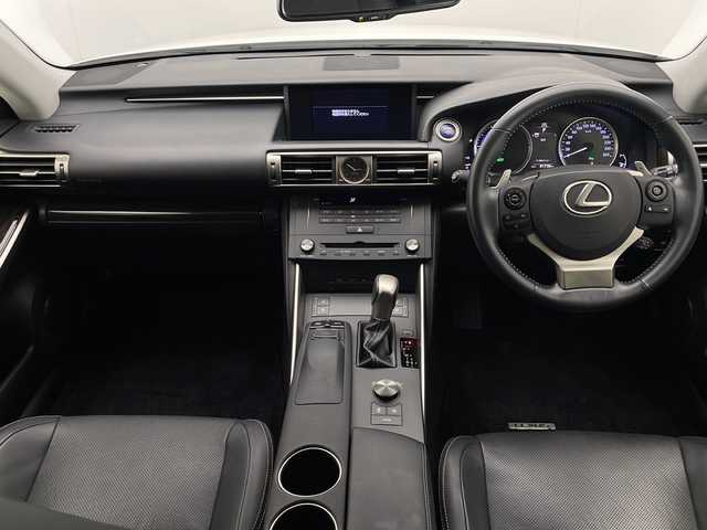 レクサス ＩＳ 300h バージョンL 宮崎県 2014(平26)年 8.2万km ホワイトパールクリスタルシャイン 純正ナビ(CD/DVD/AM/FM/SD/BT)/クルーズコントロール/運転席・助手席パワーシート/電動サンシェード/ステアリングスイッチ/コーナーセンサー/パドルシフト/シートヒーター/エアシート/フロアマット/ETC