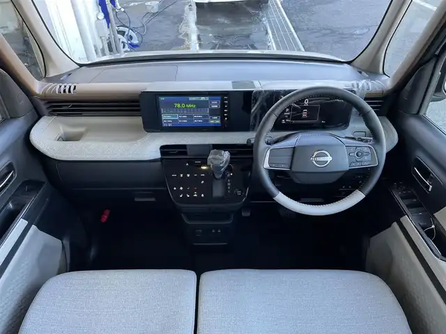 日産 ルークス ハイウェイスター X 東京都 2025(令7)年 0.1千km 白Ⅱ 登録済未使用車/純正ディプレィオーディオ　/・BluetoothAudio/HDMI/AppleCarPlayAnudroidAuto  /ステアリングヒーター /両側パワースライドドア /LEDヘッドライト /前席シートヒーター/ステアリングスイッチ/●アイドリングストップ●ヘッドランプ消し忘れ警報/●パーキングブレーキ戻し忘れ警報/ ●燃料残量警告灯 /●半ドア警告表示 /●全席シートベルト非着用時警告灯&警告音 /●フロント&バックソナー/●エマージェンシーストップシグナル/●イモビライザー/●SRSエアバッグ〈前席〉/●SRSサイドエアバッグ〈前席〉&SRSカーテンエアバッグ/●ロードリミッター付ダブルプリテンショナーシートベルト〈前席〉/●全席ELR付3点式シートベルト /●上下調整式シートベルトアンカー〈前席〉/●i-Sizeチャイルドシート対応 ISO FIX対応取付装置〈後席〉●チャイルドセーフティドアロック/●ヒルスタートアシスト/ ●VDC（ビークルダイナミクスコントロール［TCS機能含む］）●ABS（アンチロックブレーキシステム）/●ブレーキアシスト /●バッテリーセーバー（ヘッドランプ、ルームランプ）/スペアキーX1/保証書＆取説