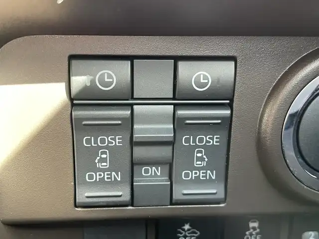 トヨタ ルーミー G 大阪府 2023(令5)年 1.2万km ブライトシルバーM トヨタセーフティセンス/・プリクラッシュセーフティー/・クリアランスソナー/・レーンアシスト/純正ナビ/・Bluetooth/CD/DVD/SmartDeviceLink/主要装備/・全方位カメラ/・アイドリングストップ/・両側パワースライドドア/・純正フロアマット/・純正AW/・LEDヘッドライト/・フォグランプ/・フルフラット/・プッシュスタート/・スマートキー/・ドライブレコーダー/・ETC