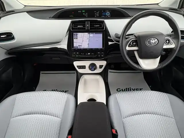 トヨタ プリウス A 岩手県 2017(平29)年 1万km シルバーM 禁煙車/4WD/ミラーヒーター/ヘッドアップディスプレイ/ディーラーオプション9インチナビ/→フルセグTV/Bluetooth/CD/DVD/FM/AM/バックカメラ/ステアリングスイッチ/ブラインドスポットモニター/クルーズコントロール/レーンキープアシスト/前後コーナーセンサー/横滑り防止装置/パーキングアシスト/オートライト/オートハイビーム/LEDヘッドライト/LEDフォグライト/〇プッシュスタート/〇電動格納ミラー/〇ウィンカーミラー/〇シガーソケット/〇ドアバイザー/〇フロアマット/〇スマートキー/スペアキー/前ドライブレコーダー/ビルトインETC