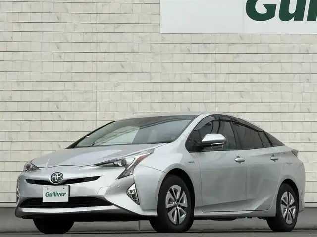 トヨタ プリウス A 岩手県 2017(平29)年 1万km シルバーM 禁煙車/4WD/ミラーヒーター/ヘッドアップディスプレイ/ディーラーオプション9インチナビ/→フルセグTV/Bluetooth/CD/DVD/FM/AM/バックカメラ/ステアリングスイッチ/ブラインドスポットモニター/クルーズコントロール/レーンキープアシスト/前後コーナーセンサー/横滑り防止装置/パーキングアシスト/オートライト/オートハイビーム/LEDヘッドライト/LEDフォグライト/〇プッシュスタート/〇電動格納ミラー/〇ウィンカーミラー/〇シガーソケット/〇ドアバイザー/〇フロアマット/〇スマートキー/スペアキー/前ドライブレコーダー/ビルトインETC