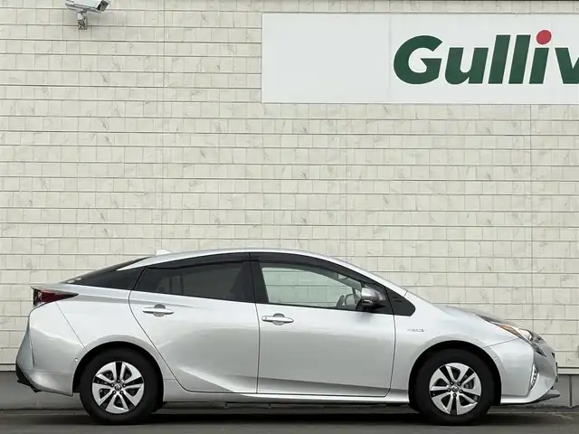トヨタ プリウス A 岩手県 2017(平29)年 1万km シルバーM 禁煙車/4WD/ミラーヒーター/ヘッドアップディスプレイ/ディーラーオプション9インチナビ/→フルセグTV/Bluetooth/CD/DVD/FM/AM/バックカメラ/ステアリングスイッチ/ブラインドスポットモニター/クルーズコントロール/レーンキープアシスト/前後コーナーセンサー/横滑り防止装置/パーキングアシスト/オートライト/オートハイビーム/LEDヘッドライト/LEDフォグライト/〇プッシュスタート/〇電動格納ミラー/〇ウィンカーミラー/〇シガーソケット/〇ドアバイザー/〇フロアマット/〇スマートキー/スペアキー/前ドライブレコーダー/ビルトインETC