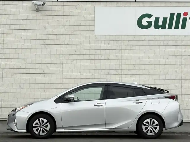 トヨタ プリウス A 岩手県 2017(平29)年 1万km シルバーM 禁煙車/4WD/ミラーヒーター/ヘッドアップディスプレイ/ディーラーオプション9インチナビ/→フルセグTV/Bluetooth/CD/DVD/FM/AM/バックカメラ/ステアリングスイッチ/ブラインドスポットモニター/クルーズコントロール/レーンキープアシスト/前後コーナーセンサー/横滑り防止装置/パーキングアシスト/オートライト/オートハイビーム/LEDヘッドライト/LEDフォグライト/〇プッシュスタート/〇電動格納ミラー/〇ウィンカーミラー/〇シガーソケット/〇ドアバイザー/〇フロアマット/〇スマートキー/スペアキー/前ドライブレコーダー/ビルトインETC