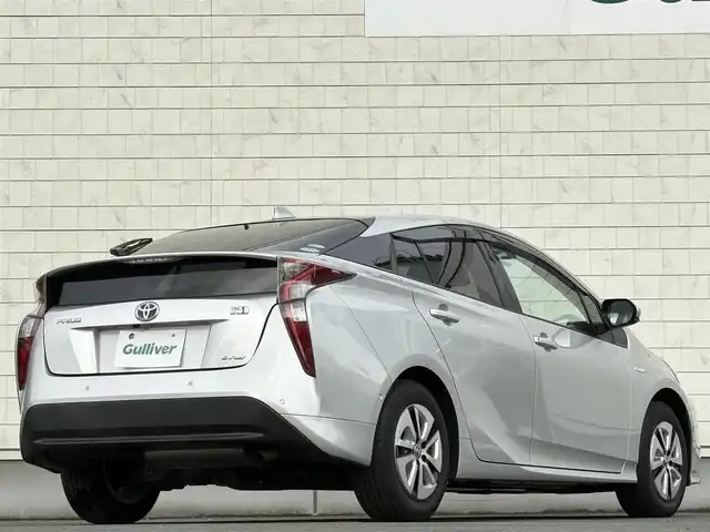 トヨタ プリウス A 岩手県 2017(平29)年 1万km シルバーM 禁煙車/4WD/ミラーヒーター/ヘッドアップディスプレイ/ディーラーオプション9インチナビ/→フルセグTV/Bluetooth/CD/DVD/FM/AM/バックカメラ/ステアリングスイッチ/ブラインドスポットモニター/クルーズコントロール/レーンキープアシスト/前後コーナーセンサー/横滑り防止装置/パーキングアシスト/オートライト/オートハイビーム/LEDヘッドライト/LEDフォグライト/〇プッシュスタート/〇電動格納ミラー/〇ウィンカーミラー/〇シガーソケット/〇ドアバイザー/〇フロアマット/〇スマートキー/スペアキー/前ドライブレコーダー/ビルトインETC