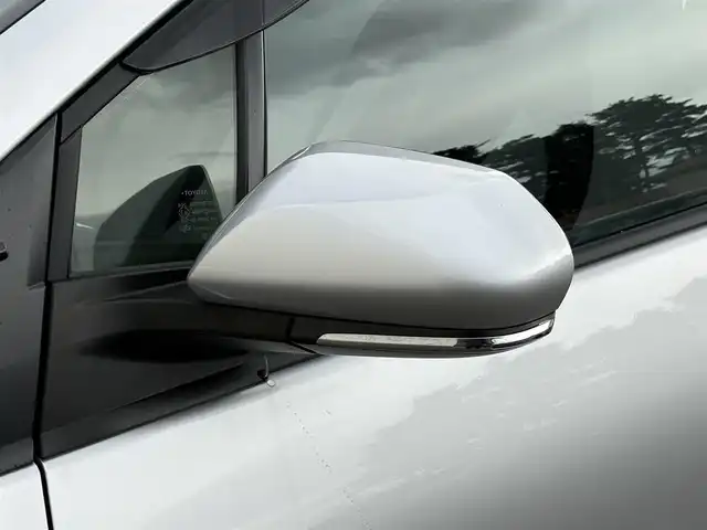 トヨタ プリウス A 岩手県 2017(平29)年 1万km シルバーM 禁煙車/4WD/ミラーヒーター/ヘッドアップディスプレイ/ディーラーオプション9インチナビ/→フルセグTV/Bluetooth/CD/DVD/FM/AM/バックカメラ/ステアリングスイッチ/ブラインドスポットモニター/クルーズコントロール/レーンキープアシスト/前後コーナーセンサー/横滑り防止装置/パーキングアシスト/オートライト/オートハイビーム/LEDヘッドライト/LEDフォグライト/〇プッシュスタート/〇電動格納ミラー/〇ウィンカーミラー/〇シガーソケット/〇ドアバイザー/〇フロアマット/〇スマートキー/スペアキー/前ドライブレコーダー/ビルトインETC