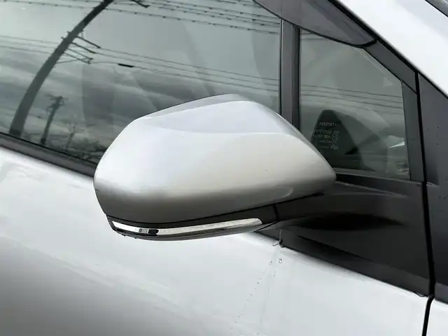 トヨタ プリウス A 岩手県 2017(平29)年 1万km シルバーM 禁煙車/4WD/ミラーヒーター/ヘッドアップディスプレイ/ディーラーオプション9インチナビ/→フルセグTV/Bluetooth/CD/DVD/FM/AM/バックカメラ/ステアリングスイッチ/ブラインドスポットモニター/クルーズコントロール/レーンキープアシスト/前後コーナーセンサー/横滑り防止装置/パーキングアシスト/オートライト/オートハイビーム/LEDヘッドライト/LEDフォグライト/〇プッシュスタート/〇電動格納ミラー/〇ウィンカーミラー/〇シガーソケット/〇ドアバイザー/〇フロアマット/〇スマートキー/スペアキー/前ドライブレコーダー/ビルトインETC