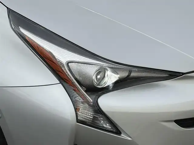 トヨタ プリウス A 岩手県 2017(平29)年 1万km シルバーM 禁煙車/4WD/ミラーヒーター/ヘッドアップディスプレイ/ディーラーオプション9インチナビ/→フルセグTV/Bluetooth/CD/DVD/FM/AM/バックカメラ/ステアリングスイッチ/ブラインドスポットモニター/クルーズコントロール/レーンキープアシスト/前後コーナーセンサー/横滑り防止装置/パーキングアシスト/オートライト/オートハイビーム/LEDヘッドライト/LEDフォグライト/〇プッシュスタート/〇電動格納ミラー/〇ウィンカーミラー/〇シガーソケット/〇ドアバイザー/〇フロアマット/〇スマートキー/スペアキー/前ドライブレコーダー/ビルトインETC