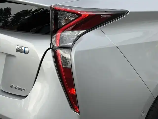 トヨタ プリウス A 岩手県 2017(平29)年 1万km シルバーM 禁煙車/4WD/ミラーヒーター/ヘッドアップディスプレイ/ディーラーオプション9インチナビ/→フルセグTV/Bluetooth/CD/DVD/FM/AM/バックカメラ/ステアリングスイッチ/ブラインドスポットモニター/クルーズコントロール/レーンキープアシスト/前後コーナーセンサー/横滑り防止装置/パーキングアシスト/オートライト/オートハイビーム/LEDヘッドライト/LEDフォグライト/〇プッシュスタート/〇電動格納ミラー/〇ウィンカーミラー/〇シガーソケット/〇ドアバイザー/〇フロアマット/〇スマートキー/スペアキー/前ドライブレコーダー/ビルトインETC