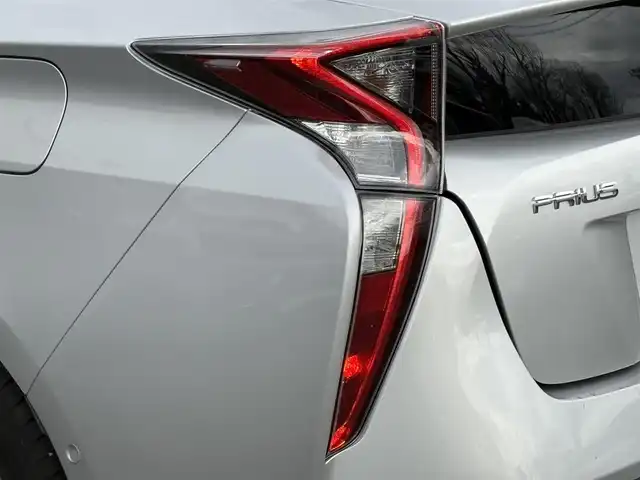 トヨタ プリウス A 岩手県 2017(平29)年 1万km シルバーM 禁煙車/4WD/ミラーヒーター/ヘッドアップディスプレイ/ディーラーオプション9インチナビ/→フルセグTV/Bluetooth/CD/DVD/FM/AM/バックカメラ/ステアリングスイッチ/ブラインドスポットモニター/クルーズコントロール/レーンキープアシスト/前後コーナーセンサー/横滑り防止装置/パーキングアシスト/オートライト/オートハイビーム/LEDヘッドライト/LEDフォグライト/〇プッシュスタート/〇電動格納ミラー/〇ウィンカーミラー/〇シガーソケット/〇ドアバイザー/〇フロアマット/〇スマートキー/スペアキー/前ドライブレコーダー/ビルトインETC