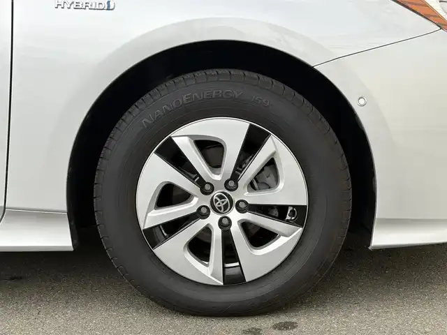 トヨタ プリウス A 岩手県 2017(平29)年 1万km シルバーM 禁煙車/4WD/ミラーヒーター/ヘッドアップディスプレイ/ディーラーオプション9インチナビ/→フルセグTV/Bluetooth/CD/DVD/FM/AM/バックカメラ/ステアリングスイッチ/ブラインドスポットモニター/クルーズコントロール/レーンキープアシスト/前後コーナーセンサー/横滑り防止装置/パーキングアシスト/オートライト/オートハイビーム/LEDヘッドライト/LEDフォグライト/〇プッシュスタート/〇電動格納ミラー/〇ウィンカーミラー/〇シガーソケット/〇ドアバイザー/〇フロアマット/〇スマートキー/スペアキー/前ドライブレコーダー/ビルトインETC