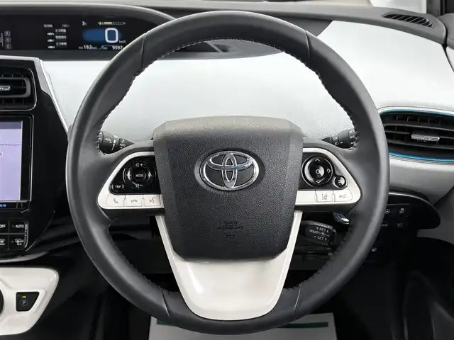 トヨタ プリウス A 岩手県 2017(平29)年 1万km シルバーM 禁煙車/4WD/ミラーヒーター/ヘッドアップディスプレイ/ディーラーオプション9インチナビ/→フルセグTV/Bluetooth/CD/DVD/FM/AM/バックカメラ/ステアリングスイッチ/ブラインドスポットモニター/クルーズコントロール/レーンキープアシスト/前後コーナーセンサー/横滑り防止装置/パーキングアシスト/オートライト/オートハイビーム/LEDヘッドライト/LEDフォグライト/〇プッシュスタート/〇電動格納ミラー/〇ウィンカーミラー/〇シガーソケット/〇ドアバイザー/〇フロアマット/〇スマートキー/スペアキー/前ドライブレコーダー/ビルトインETC