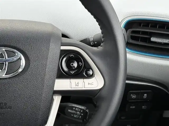トヨタ プリウス A 岩手県 2017(平29)年 1万km シルバーM 禁煙車/4WD/ミラーヒーター/ヘッドアップディスプレイ/ディーラーオプション9インチナビ/→フルセグTV/Bluetooth/CD/DVD/FM/AM/バックカメラ/ステアリングスイッチ/ブラインドスポットモニター/クルーズコントロール/レーンキープアシスト/前後コーナーセンサー/横滑り防止装置/パーキングアシスト/オートライト/オートハイビーム/LEDヘッドライト/LEDフォグライト/〇プッシュスタート/〇電動格納ミラー/〇ウィンカーミラー/〇シガーソケット/〇ドアバイザー/〇フロアマット/〇スマートキー/スペアキー/前ドライブレコーダー/ビルトインETC
