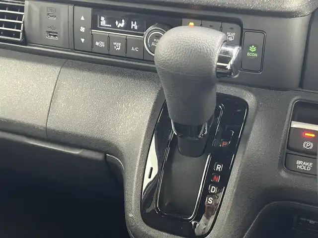 ホンダ Ｎ ＢＯＸ カスタム ターボ コーディネートS 熊本県 2024(令6)年 0.6万km パールⅡ 禁煙車　/純正9インチナビ（ＣＤ・ＤＶＤ・フルセグ・ＢＴ・ＳＤ・ＡｐｐｌＣａｒＰｌａｙ・ＡｎｄｒｏｉｄＡｕｔｏ・USB）/バックカメラ　/社外前方ドライブレコーダー　/ビルトインＥＴＣ　/両側パワースライドドア　/前席シートヒーター/衝突軽減ブレーキ/レーンキープアシスト/踏み間違い衝突軽減システム/車線逸脱警報/横滑り防止/アイドリングストップ/前後クリアランスソナー/ハーフレザーシート/ブレーキホールド/純正フロアマット/純正１５インチAW/オートライト/LEDヘッドライト/スマートキー/プッシュスタート/スペアキー1本