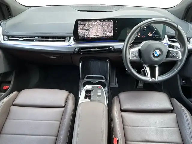ＢＭＷ ＢＭＷ ２１８ｉ アクティブツアラー Mスポーツ 福岡県 2023(令5)年 0.8万km アルピンホワイトⅢ ハイラインパケージ/・harman/kardonプレミアムサウンド/・アクティブシート/・サンプロテクッション/・ ヴァーネスカ・レザー（茶色）/純正カーブドディスプレイ（パネル10.25インチ/ディスプレイ10.7インチ）/　（AM/FM/ハイウェイラジオ/Apple CarPlay）/バックカメラ/インテリジェントセーフティー/・正面衝突警告/・降車警告/・車線逸脱警報/・車線変更警報/・側方衝突警報/・運転注意力モニター/・逆走警告/・優先通行警告/・後車追突警告/・エマージェンシーストップアシスト/ブラインドスポットモニター/コーナーセンサー/クリアランスソナー/パーキングアシスト/オートライト/オートマチックハイビーム/パワーバックドア/純正17インチAW/シートメモリ（D席）/パワーシート（D/N）/シートヒーター（D/N）/シートマッサージ（D席）/置くだけ充電/前後ドライブレコーダー【SN-TW86】/パドルシフト/ETC/ISOFIX/電格ウインカーミラー/USB-C端子×4/スペアキー×1/取扱説明書/保証書