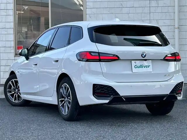 ＢＭＷ ＢＭＷ ２１８ｉ アクティブツアラー Mスポーツ 福岡県 2023(令5)年 0.8万km アルピンホワイトⅢ ハイラインパケージ/・harman/kardonプレミアムサウンド/・アクティブシート/・サンプロテクッション/・ ヴァーネスカ・レザー（茶色）/純正カーブドディスプレイ（パネル10.25インチ/ディスプレイ10.7インチ）/　（AM/FM/ハイウェイラジオ/Apple CarPlay）/バックカメラ/インテリジェントセーフティー/・正面衝突警告/・降車警告/・車線逸脱警報/・車線変更警報/・側方衝突警報/・運転注意力モニター/・逆走警告/・優先通行警告/・後車追突警告/・エマージェンシーストップアシスト/ブラインドスポットモニター/コーナーセンサー/クリアランスソナー/パーキングアシスト/オートライト/オートマチックハイビーム/パワーバックドア/純正17インチAW/シートメモリ（D席）/パワーシート（D/N）/シートヒーター（D/N）/シートマッサージ（D席）/置くだけ充電/前後ドライブレコーダー【SN-TW86】/パドルシフト/ETC/ISOFIX/電格ウインカーミラー/USB-C端子×4/スペアキー×1/取扱説明書/保証書