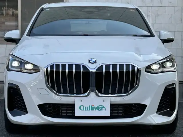ＢＭＷ ＢＭＷ ２１８ｉ アクティブツアラー Mスポーツ 福岡県 2023(令5)年 0.8万km アルピンホワイトⅢ ハイラインパケージ/・harman/kardonプレミアムサウンド/・アクティブシート/・サンプロテクッション/・ ヴァーネスカ・レザー（茶色）/純正カーブドディスプレイ（パネル10.25インチ/ディスプレイ10.7インチ）/　（AM/FM/ハイウェイラジオ/Apple CarPlay）/バックカメラ/インテリジェントセーフティー/・正面衝突警告/・降車警告/・車線逸脱警報/・車線変更警報/・側方衝突警報/・運転注意力モニター/・逆走警告/・優先通行警告/・後車追突警告/・エマージェンシーストップアシスト/ブラインドスポットモニター/コーナーセンサー/クリアランスソナー/パーキングアシスト/オートライト/オートマチックハイビーム/パワーバックドア/純正17インチAW/シートメモリ（D席）/パワーシート（D/N）/シートヒーター（D/N）/シートマッサージ（D席）/置くだけ充電/前後ドライブレコーダー【SN-TW86】/パドルシフト/ETC/ISOFIX/電格ウインカーミラー/USB-C端子×4/スペアキー×1/取扱説明書/保証書
