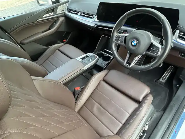 ＢＭＷ ＢＭＷ ２１８ｉ アクティブツアラー Mスポーツ 福岡県 2023(令5)年 0.8万km アルピンホワイトⅢ ハイラインパケージ/・harman/kardonプレミアムサウンド/・アクティブシート/・サンプロテクッション/・ ヴァーネスカ・レザー（茶色）/純正カーブドディスプレイ（パネル10.25インチ/ディスプレイ10.7インチ）/　（AM/FM/ハイウェイラジオ/Apple CarPlay）/バックカメラ/インテリジェントセーフティー/・正面衝突警告/・降車警告/・車線逸脱警報/・車線変更警報/・側方衝突警報/・運転注意力モニター/・逆走警告/・優先通行警告/・後車追突警告/・エマージェンシーストップアシスト/ブラインドスポットモニター/コーナーセンサー/クリアランスソナー/パーキングアシスト/オートライト/オートマチックハイビーム/パワーバックドア/純正17インチAW/シートメモリ（D席）/パワーシート（D/N）/シートヒーター（D/N）/シートマッサージ（D席）/置くだけ充電/前後ドライブレコーダー【SN-TW86】/パドルシフト/ETC/ISOFIX/電格ウインカーミラー/USB-C端子×4/スペアキー×1/取扱説明書/保証書