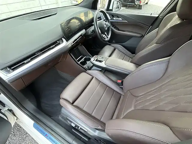 ＢＭＷ ＢＭＷ ２１８ｉ アクティブツアラー Mスポーツ 福岡県 2023(令5)年 0.8万km アルピンホワイトⅢ ハイラインパケージ/・harman/kardonプレミアムサウンド/・アクティブシート/・サンプロテクッション/・ ヴァーネスカ・レザー（茶色）/純正カーブドディスプレイ（パネル10.25インチ/ディスプレイ10.7インチ）/　（AM/FM/ハイウェイラジオ/Apple CarPlay）/バックカメラ/インテリジェントセーフティー/・正面衝突警告/・降車警告/・車線逸脱警報/・車線変更警報/・側方衝突警報/・運転注意力モニター/・逆走警告/・優先通行警告/・後車追突警告/・エマージェンシーストップアシスト/ブラインドスポットモニター/コーナーセンサー/クリアランスソナー/パーキングアシスト/オートライト/オートマチックハイビーム/パワーバックドア/純正17インチAW/シートメモリ（D席）/パワーシート（D/N）/シートヒーター（D/N）/シートマッサージ（D席）/置くだけ充電/前後ドライブレコーダー【SN-TW86】/パドルシフト/ETC/ISOFIX/電格ウインカーミラー/USB-C端子×4/スペアキー×1/取扱説明書/保証書