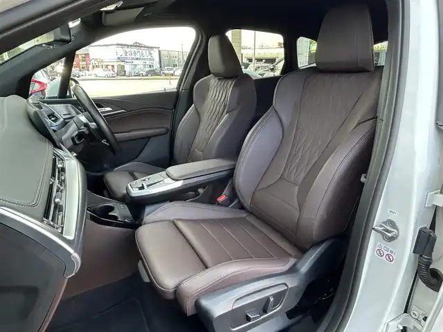 ＢＭＷ ＢＭＷ ２１８ｉ アクティブツアラー Mスポーツ 福岡県 2023(令5)年 0.8万km アルピンホワイトⅢ ハイラインパケージ/・harman/kardonプレミアムサウンド/・アクティブシート/・サンプロテクッション/・ ヴァーネスカ・レザー（茶色）/純正カーブドディスプレイ（パネル10.25インチ/ディスプレイ10.7インチ）/　（AM/FM/ハイウェイラジオ/Apple CarPlay）/バックカメラ/インテリジェントセーフティー/・正面衝突警告/・降車警告/・車線逸脱警報/・車線変更警報/・側方衝突警報/・運転注意力モニター/・逆走警告/・優先通行警告/・後車追突警告/・エマージェンシーストップアシスト/ブラインドスポットモニター/コーナーセンサー/クリアランスソナー/パーキングアシスト/オートライト/オートマチックハイビーム/パワーバックドア/純正17インチAW/シートメモリ（D席）/パワーシート（D/N）/シートヒーター（D/N）/シートマッサージ（D席）/置くだけ充電/前後ドライブレコーダー【SN-TW86】/パドルシフト/ETC/ISOFIX/電格ウインカーミラー/USB-C端子×4/スペアキー×1/取扱説明書/保証書