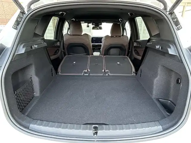 ＢＭＷ ＢＭＷ ２１８ｉ アクティブツアラー Mスポーツ 福岡県 2023(令5)年 0.8万km アルピンホワイトⅢ ハイラインパケージ/・harman/kardonプレミアムサウンド/・アクティブシート/・サンプロテクッション/・ ヴァーネスカ・レザー（茶色）/純正カーブドディスプレイ（パネル10.25インチ/ディスプレイ10.7インチ）/　（AM/FM/ハイウェイラジオ/Apple CarPlay）/バックカメラ/インテリジェントセーフティー/・正面衝突警告/・降車警告/・車線逸脱警報/・車線変更警報/・側方衝突警報/・運転注意力モニター/・逆走警告/・優先通行警告/・後車追突警告/・エマージェンシーストップアシスト/ブラインドスポットモニター/コーナーセンサー/クリアランスソナー/パーキングアシスト/オートライト/オートマチックハイビーム/パワーバックドア/純正17インチAW/シートメモリ（D席）/パワーシート（D/N）/シートヒーター（D/N）/シートマッサージ（D席）/置くだけ充電/前後ドライブレコーダー【SN-TW86】/パドルシフト/ETC/ISOFIX/電格ウインカーミラー/USB-C端子×4/スペアキー×1/取扱説明書/保証書