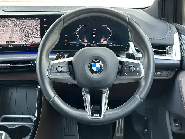 ＢＭＷ ＢＭＷ ２１８ｉ アクティブツアラー Mスポーツ 福岡県 2023(令5)年 0.8万km アルピンホワイトⅢ ハイラインパケージ/・harman/kardonプレミアムサウンド/・アクティブシート/・サンプロテクッション/・ ヴァーネスカ・レザー（茶色）/純正カーブドディスプレイ（パネル10.25インチ/ディスプレイ10.7インチ）/　（AM/FM/ハイウェイラジオ/Apple CarPlay）/バックカメラ/インテリジェントセーフティー/・正面衝突警告/・降車警告/・車線逸脱警報/・車線変更警報/・側方衝突警報/・運転注意力モニター/・逆走警告/・優先通行警告/・後車追突警告/・エマージェンシーストップアシスト/ブラインドスポットモニター/コーナーセンサー/クリアランスソナー/パーキングアシスト/オートライト/オートマチックハイビーム/パワーバックドア/純正17インチAW/シートメモリ（D席）/パワーシート（D/N）/シートヒーター（D/N）/シートマッサージ（D席）/置くだけ充電/前後ドライブレコーダー【SN-TW86】/パドルシフト/ETC/ISOFIX/電格ウインカーミラー/USB-C端子×4/スペアキー×1/取扱説明書/保証書