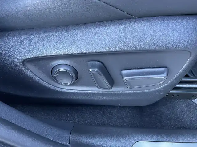 トヨタ ハリアー G 東京都 2023(令5)年 3.6万km プラチナホワイトパールマイカ 純正８型ディスプレィオーディオナビ　/ＢｌｕｅｔｏｏｔｈＡｕｄｉｏ/USB/ＡｐｐｌｅＣａｒＰｌａｙ・ＡｎｄｒｏｉｄＡｕｔｏ　/パワーバックドア　/ＬＥＤライト　/パワーバックドア /セーフティセンス　/（衝突回避支援パッケージ）/・プリクラッシュセーフティ/・レーダークルーズコントロール/・ロードサインアシスト/・横断歩行者検知機能/・カーブ速度抑制機能/・レーントレーンシングアシスト/・アダプティブハイビームアシスト/パーキングサポートブレーキ/プッシュエンジンスタート/保証書＆取説/Wエアバック＆ABS