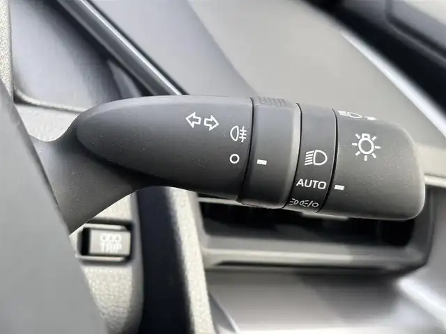 トヨタ プリウス X 滋賀県 2025(令7)年 0.1万km未満 スーパーホワイトⅡ レーダークルーズコントロール/車線逸脱警報/衝突軽減システム/電動パーキングブレーキ/オートブレーキホールド/ステアリングスイッチ/シートリフター/LEDヘッドライト/オートマチックハイビーム/ブラインドスポットモニター/電動格納ミラー/ウインカーミラー/プッシュスタート/スマートキー