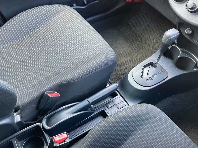 トヨタ ヴィッツ F 道北・旭川 2018(平30)年 9.2万km スーパーホワイトⅡ ・４WD/・社外ナビ（CD、DVD、BT、SD、ラジオ）/・バックカメラ/・純正フロアマット/・トヨタセーフティーセンス/PCS/LDA/オートマチックハイビーム/先行車発進告知機能/・キーレスキー/・ETC/・ドアバイザー/・ミラーウィンカー/・取扱説明書