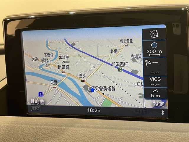 アウディ Ｑ３ Sラインコンペティション 新潟県 2018(平30)年 3.4万km デイトナグレーパールエフェクト  S line competition１２５台限定/特別装備/専用コントラストペイント ハイグロスブラック/エクステリアミラーハウジングハイグロスブラック/ステアリングホイール3スポークレザー/デコラティブパネル ピアノブラック/ステンレススチールフットペダル/ルーフスポイラー/アルミホイール10スポーク Yデザイン/ルーフレール/オプション/コンビニエンスパッケージ/・アドバンストキーシステム/・アウディパーキングシステム リヤビューカメラ/コンフォートパッケージ/・パワーシート/・シートヒーター （フロント）/・デラックスオートマチックエアコンディショナー/標準装備/Sラインパッケージ/・バンパー S line  /・S lineエクステリアロゴ/・S line ・スポーツサスペンション /・スプリントクロス/レザー S lineロゴ/・S line エンブレム/・LEDヘッドライト/・ヘッドライトウォッシャー/・LEDリヤダイナミックターンインディケーター/オートマチックテールゲート/MMI ナビゲーション /・SSDナビゲーション  /・CD/DVDプレイヤー/・FM/AM/・Bluetooth/・ETC