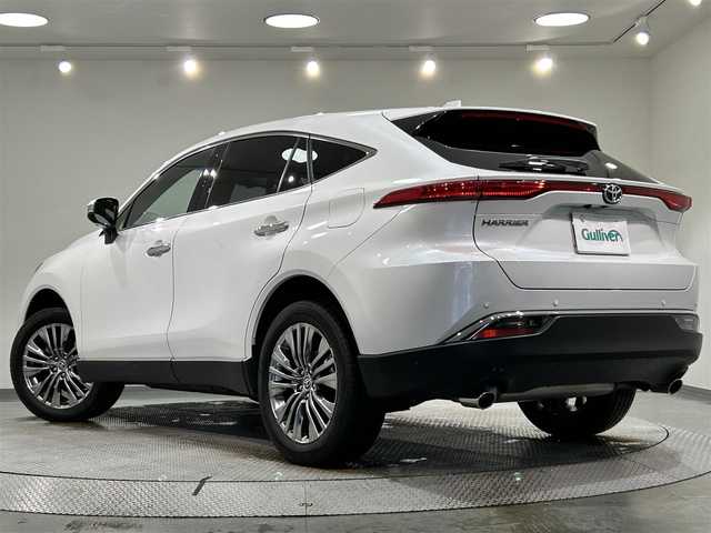トヨタ ハリアー Z レザーパッケージ 愛知県 2022(令4)年 1.8万km プラチナホワイトパールマイカ 純正１２．３インチディスプレイオーディオ/ＪＢＬプレミアムサウンド/パノラミックビューモニター/ヘッドアップディスプレイ/パワーバックドア/レーダークルーズコントロール/プリクラッシュセーフティ/レーントレーシングアシスト/ブラインドスポットモニター/クリアランスソナー/先行車発進告知/ワイヤレス充電/デジタルインナーミラー【ドラレコ機能付】/ビルトインETC2.0/USB＆HDMI入力端子/アクセサリーソケット/シートクーラー/シートヒーター/パワーシート【シートメモリー機能付】/社外フロアマット/純正19インチアルミホイール