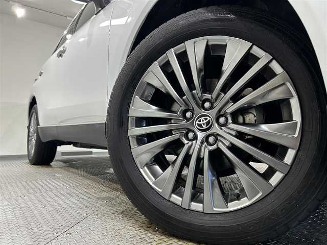 トヨタ ハリアー Z レザーパッケージ 愛知県 2022(令4)年 1.8万km プラチナホワイトパールマイカ 純正１２．３インチディスプレイオーディオ/ＪＢＬプレミアムサウンド/パノラミックビューモニター/ヘッドアップディスプレイ/パワーバックドア/レーダークルーズコントロール/プリクラッシュセーフティ/レーントレーシングアシスト/ブラインドスポットモニター/クリアランスソナー/先行車発進告知/ワイヤレス充電/デジタルインナーミラー【ドラレコ機能付】/ビルトインETC2.0/USB＆HDMI入力端子/アクセサリーソケット/シートクーラー/シートヒーター/パワーシート【シートメモリー機能付】/社外フロアマット/純正19インチアルミホイール