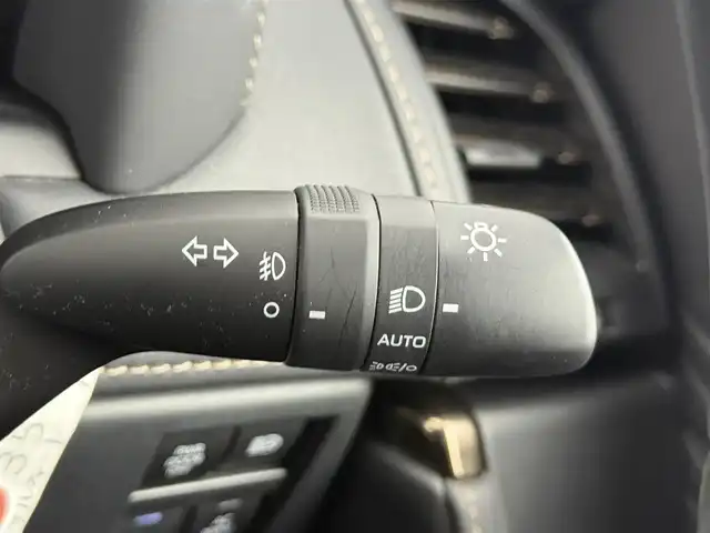トヨタ アルファードハイブリット Z 愛知県 2024(令6)年 2.1万km プラチナホワイトパールマイカ 13.2型有機EL後席ディスプレイ　/純正14型メモリナビ/（FM/AM/BT/フルセグTV）　/全方位バックカメラ　/合皮シート　/前席＋二席目シートベンチレーション/前席＋二席目シートヒーター　/前席＋二席目パワーシート/ステアリングヒーター　/置くだけ充電　/デジタルインナーミラー　/ETC2.0/電動リアゲート/トヨタセーフティセンス/・プリクラッシュセーフティ/・レーンキープアシスト/・ブラインドスポットモニター/・ヘッドアップディスプレイ/・クリアランスソナー/・パーキングサポートブレーキ/・ロードサインアシスト/・レーダークルーズコントロール/・アダクティブハイビームシステム/・両側パワースライドドア/・純正19インチAW/・純正LEDヘッドライト/・純正フロアマット