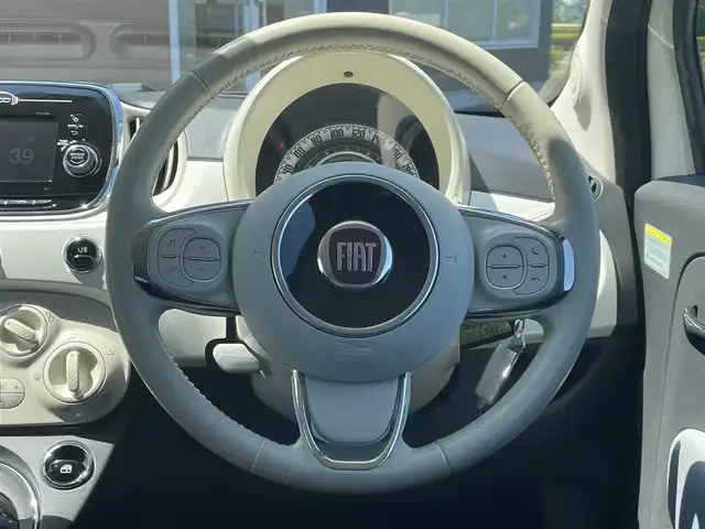 フィアット ５００ 1．2 ポップ 宮崎県 2017(平29)年 2.7万km ボサノバホワイト 純正ディスプレイオーディオ/・Bluetooth /・AM/・FM/・AUX/ETC/革巻きステアリング/ステアリングリモコン/ハロゲンヘッドライト/フロントフォグランプ/純正フロアマット/MTモード付AT